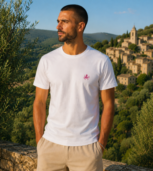 T-shirt blanc homme Fleur de Sable avec logo pieuvre rose porté avec un bermuda beige.