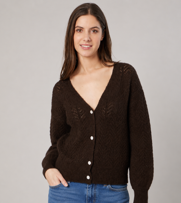 Gilet femme marron en maille à col V, boutonné sur le devant, porté avec un jean bleu