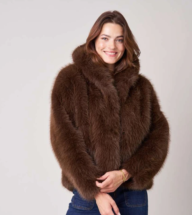 Blouson chocolat effet fourrure pour femme à coupe courte
