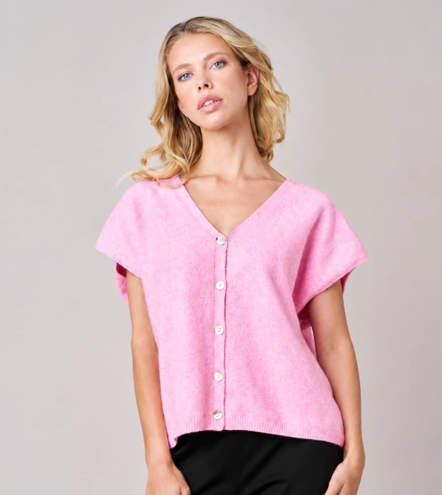 Gilet rose femme en maille à manches courtes et boutons, vue de face