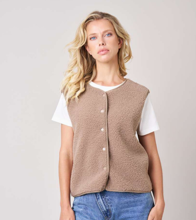 Gilet sans manches femme beige effet moutonné avec boutons, porté sur un t-shirt blanc