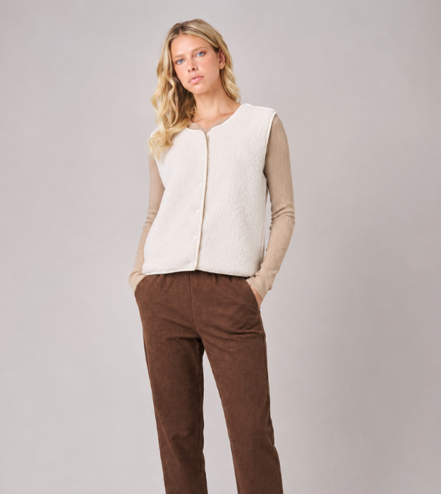 Gilet Sherpa écru femme porté avec un top beige et un pantalon chocolat