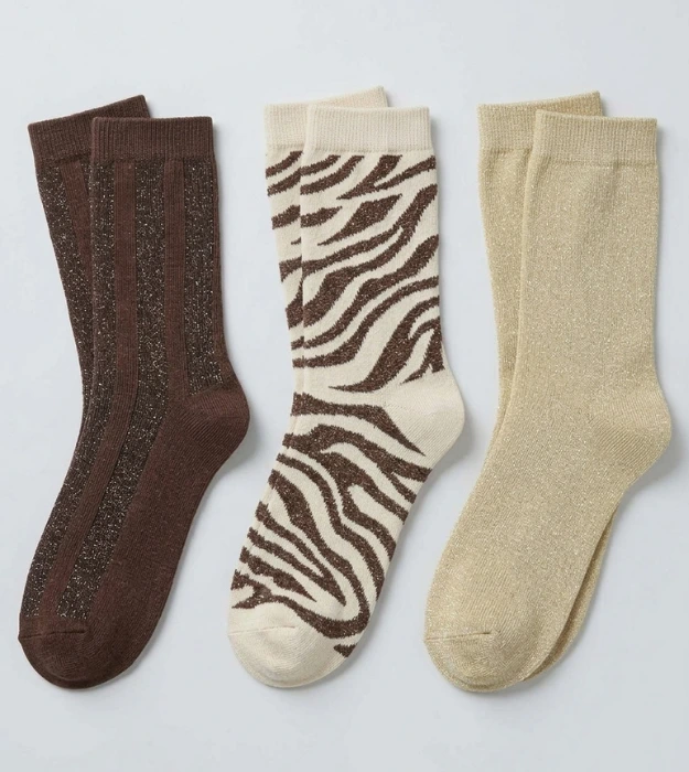 Lot de 3 paires de chaussettes femme : marron côtelées, motif zèbre écru et marron, et dorées scintillantes.