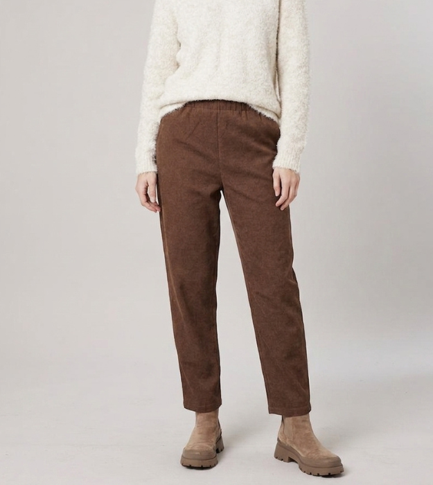 Pantalon marron pour femme à coupe droite, porté avec un pull écru