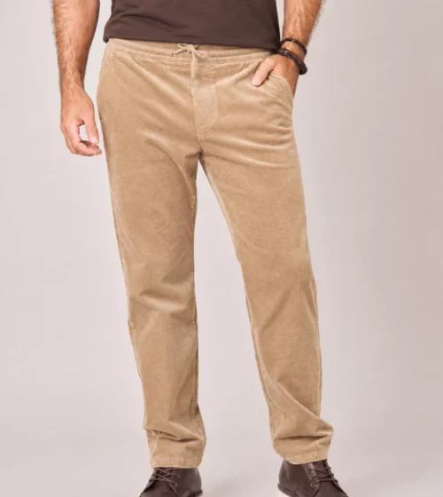 Pantalon homme en velours côtelé beige camel, coupe droite avec taille élastiquée et cordon de serrage.