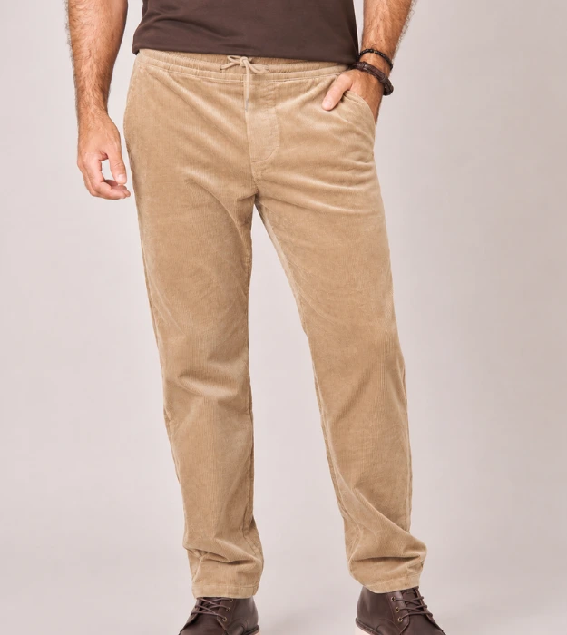 Pantalon homme en velours côtelé beige camel, coupe droite avec taille élastiquée et cordon de serrage.