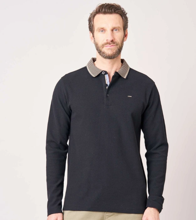 Polo homme noir à manches longues avec col rayé contrastant, vue de face.