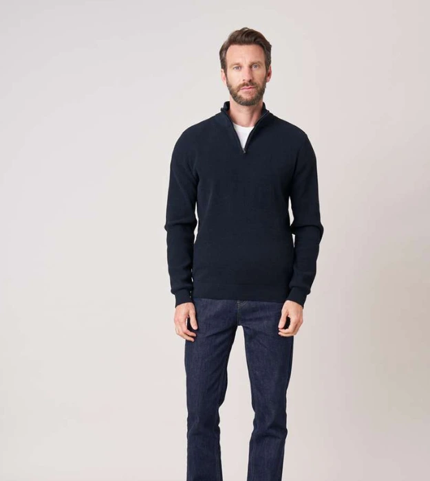 Homme portant un pull bleu marine à manches longues avec col montant zippé