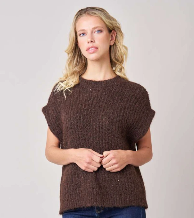 Femme portant un pull sans manches marron en maille texturée