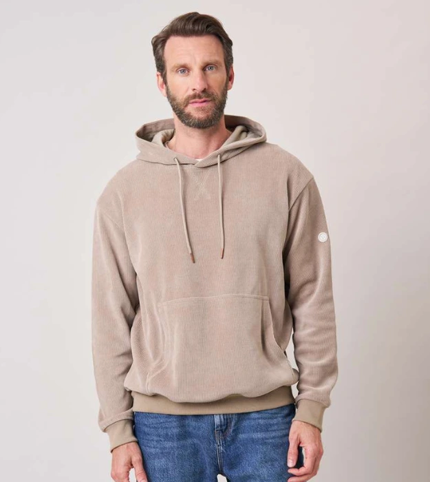 Homme portant un sweat à capuche beige en velours côtelé avec poche kangourou