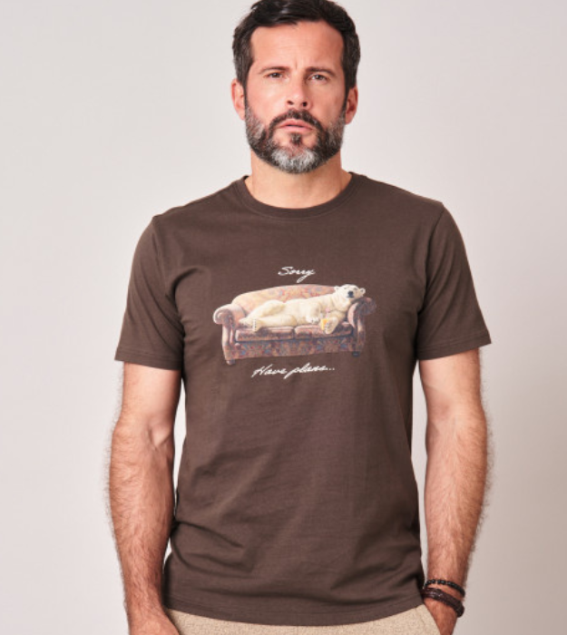 Homme portant un t-shirt marron à manches courtes avec imprimé fantaisie sur le devant