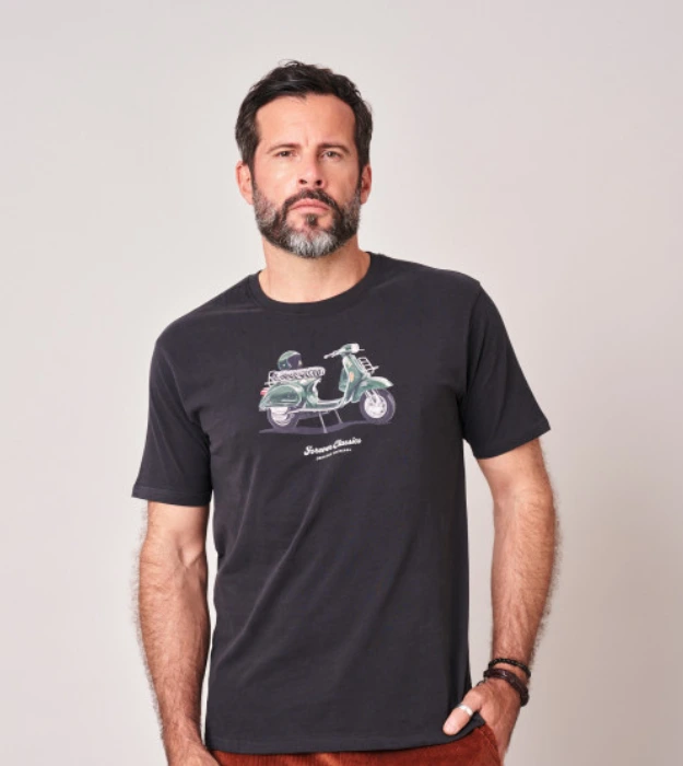 Homme portant un t-shirt noir à manches courtes avec imprimé scooter vintage